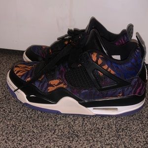 I’m selling Jordan 4 they are in good condition and there are a size 6 in a half